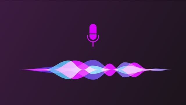 深色背景上的麦克风与声波纹理,象征微软新发布的实时语音 AI 模型