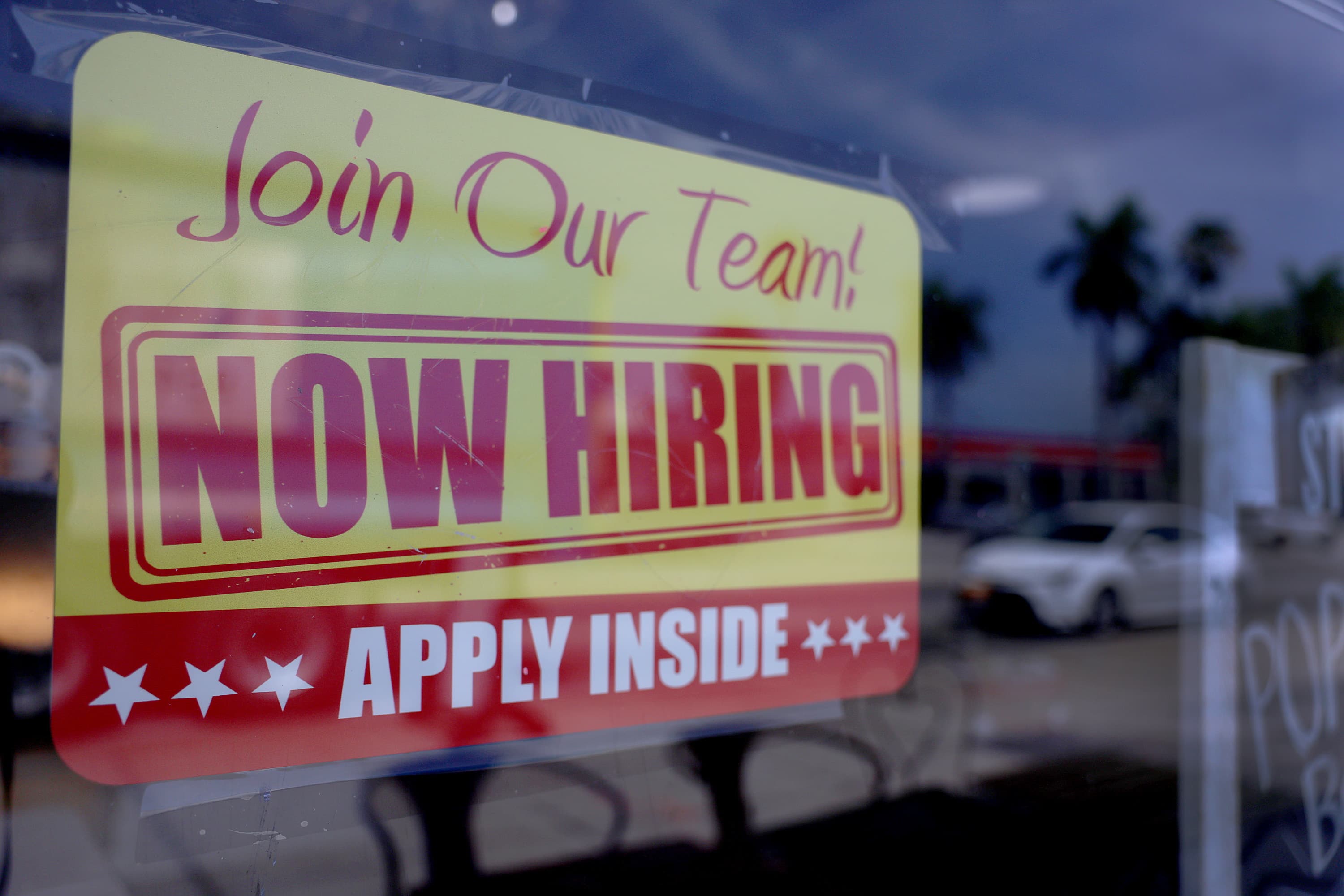 Getty 供图:商店橱窗上贴着 NOW HIRING 招聘海报——美国开发岗招聘逆势上涨 15%,但新增的多是资深岗位