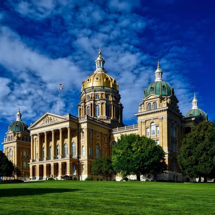 得梅因的 Iowa 州议会大厦与金色穹顶:Iowa 是八州联手起诉 OpenAI 一案中首个被公开点名的州(2026 年 10 月)