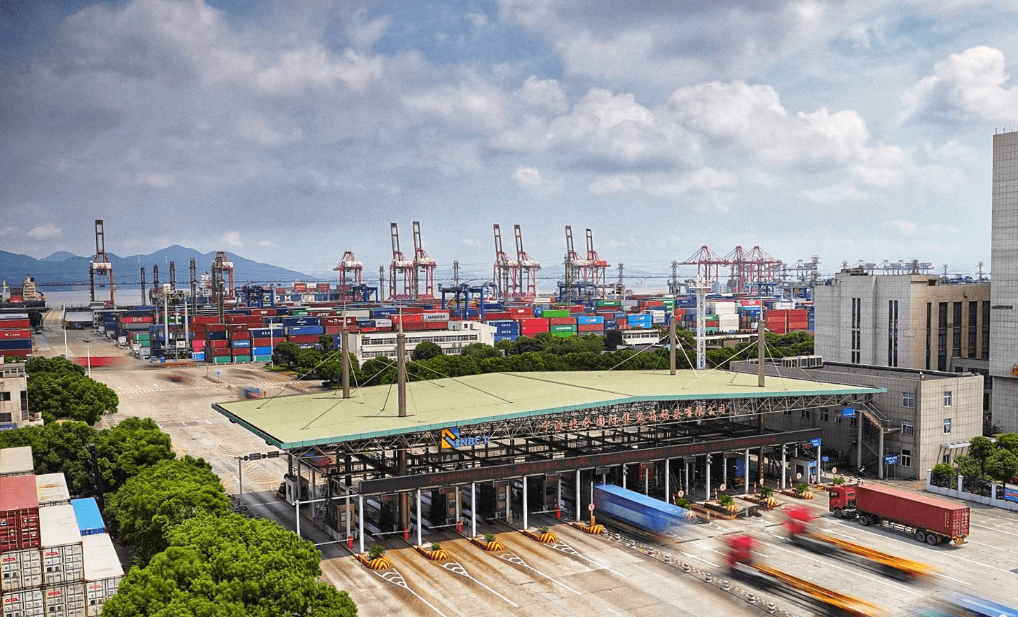 集装箱港口海关查验通道实拍,象征技术出口管制