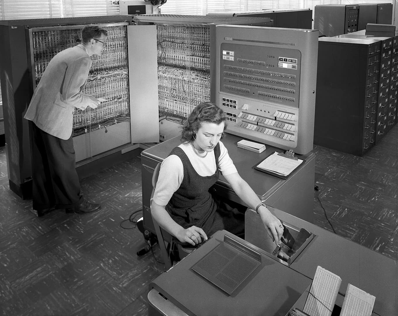 1950 年代 IBM 大型机房历史照片,呼应 COBOL 与大型机时代