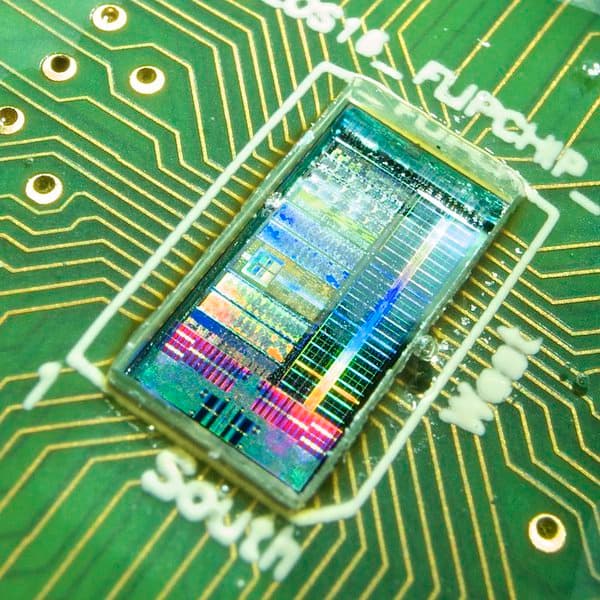 芯片裸片显微实拍,呼应 RISC-V 汇编指令级形式化验证的主题