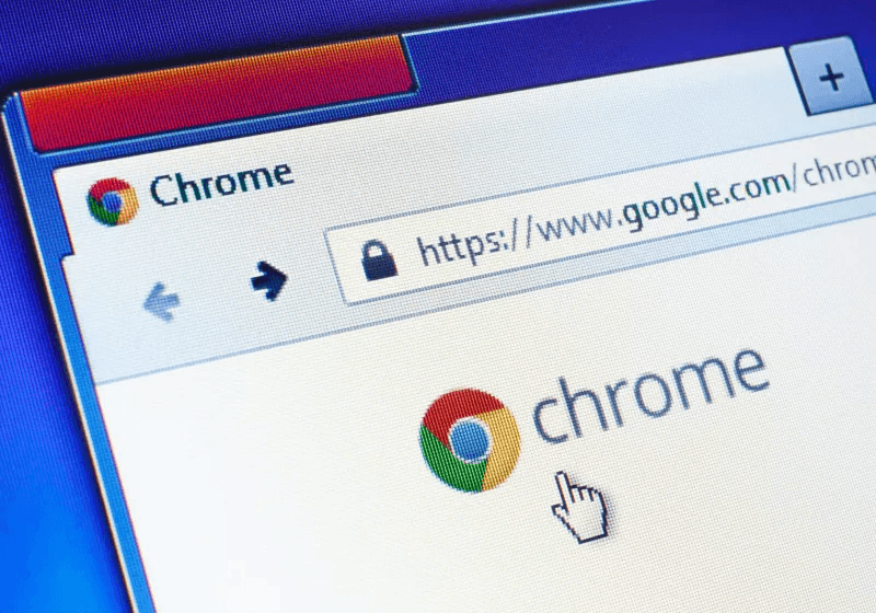 实拍:在显示器上打开的 Google Chrome 浏览器窗口