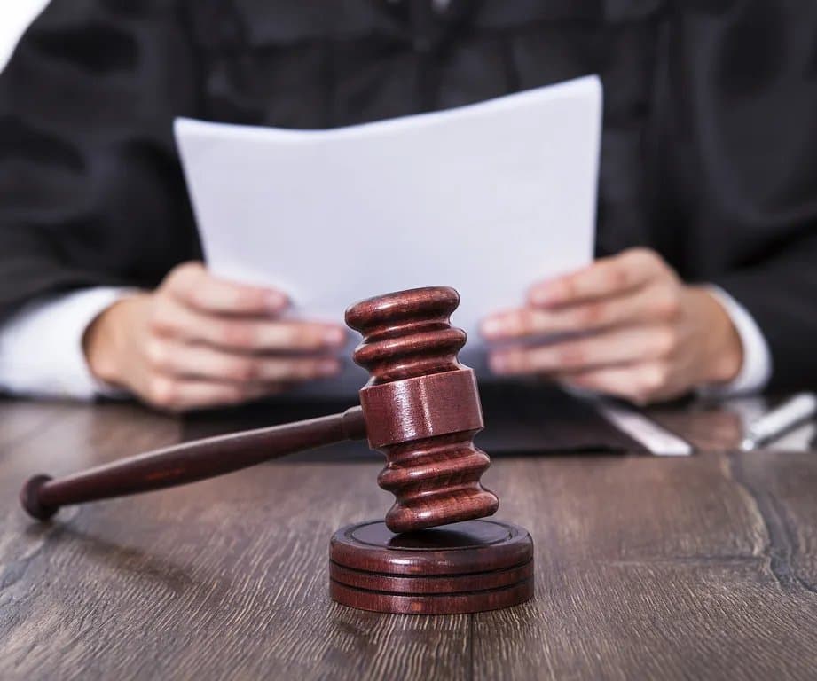 A judge's gavel: a New Mexico jury found Meta liable for 43.9 million violations in the Cambridge Analytica privacy case, with a $25 billion judgment